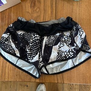 Lululemon black and white size 6 shorts